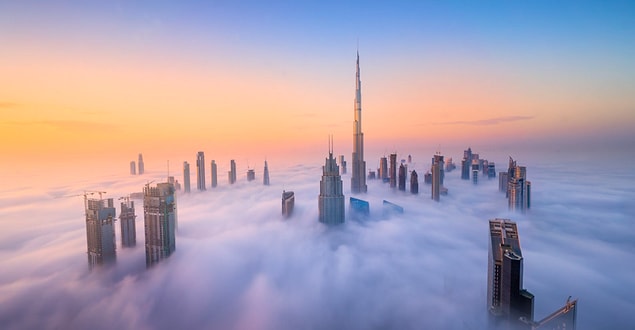 Arap Birleşik Emirlikleri dünyanın en kurak 10 ülkesi arasında yer alıyor, hava sıcaklığının artışı ile Dubai kenti de oldukça etkilendi ve termometreler 50 dereceyi gösterdi.