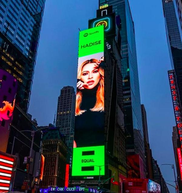 3. Güçlü duruşuna hayran kaldığımız Hadise New York Times meydanında bir binada yer alan fotoğrafını paylaşarak uzun uzun bir yazı paylaştı: 'Kadınların sesini daha çok duyacaksınız' mesajı verdi!