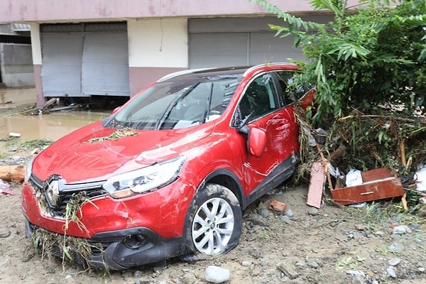 40 Ev ve İş Yerini Su Bastı