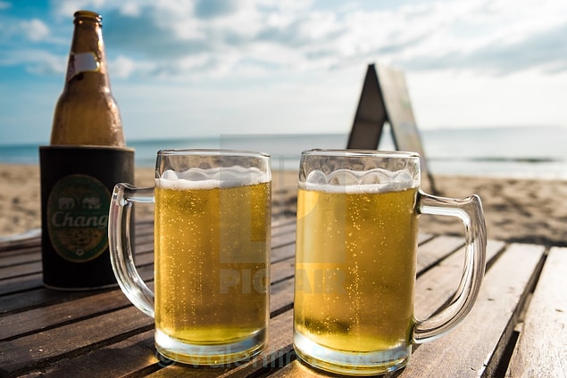Gelmişken bira içmemek olmaz tabii. 50'lik bira bulursanız o da bir şans göstergesi çünkü çoğu işletme 33'lük bira satıyor. Bildiğiniz yerli marka, küçük şişe biraların fiyatı 35 - 40 TL arası.