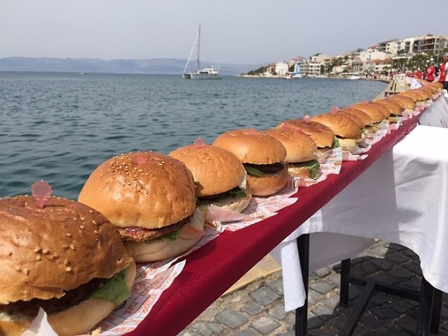 Çocuğunuzun ve sizin sahilde yiyebileceği en kolay yiyecek hamburger, bunda hemfikiriz değil mi? Şehirde yediğiniz gurme hamburgerleri bir kenara bırakın. İçinde donmuş köfteden mütevellit, sıradan bir hamburgerin fiyatı 40 - 50 TL arası ortalama. Daha bunun içinde kola yok. Ayran isterseniz zaten kapalı ayran gelmeyecek, ucuzluk marketlerinden alınmış litrelik ayranı bardakta yaklaşık 15 TL'ye içeceksiniz. İçinde iki dal nane varsa fiyatı artar tabii.