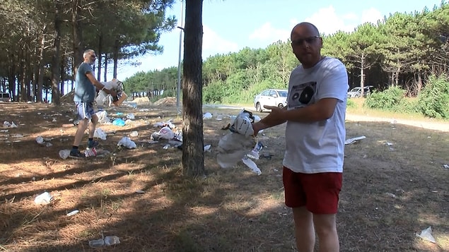 Başka bir vatandaş da çevrede çöp konteyneri olmadığı için insanların çöplerini rastgele attığını belirterek, belediyenin alana bir çöp konteyneri koymasını istedi.