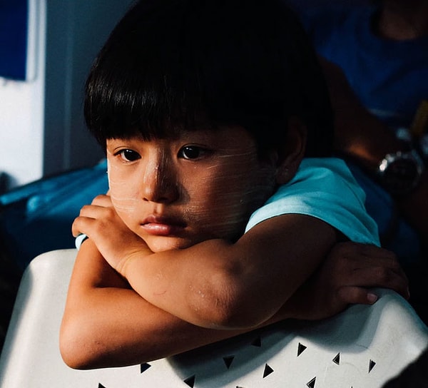 4. Первый день в садике для моего трехлетнего сына. Мой мальчик уверенно зашел в комнату с другими детьми. Через три часа я его забрал, и все было в порядке, пока он не сказал: "Я думал ты зайдешь со мной...Почему ты бросил меня?"