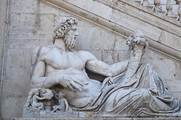 Roma imparatorluğunun ilk kralı Romulus'un yaşadığı bir problemle başlıyor her şey.