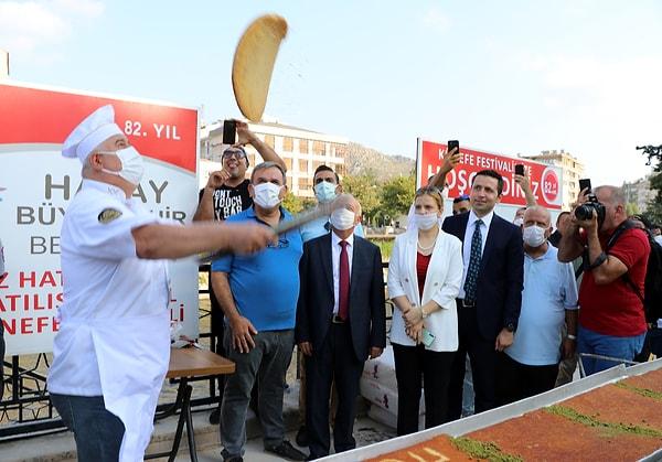 Büyükşehir Belediyesi tarafından, Atatürk Parkı'nda düzenlenen etkinlikte, 82 metrelik künefeyi pişirmek için ustalar ocak başına geçti.