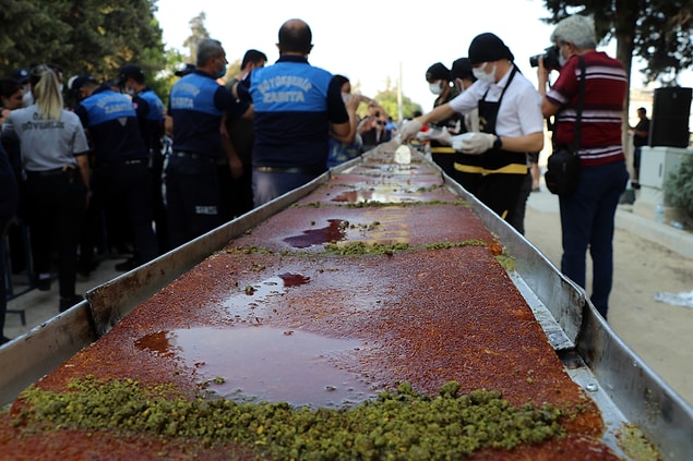 Usta eller tarafından hazırlanan 82 metrelik künefe için 800 kilogram çiğ kadayıf, 600 kilogram peynir, 400 kilogram şeker, 400 kilogram tereyağı, 50 kilogram Antep fıstığı kullanıldı.