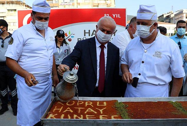 Parkta sergilenen 82 metrelik künefenin ilk şerbetini Hatay Büyükşehir Belediye Başkan Vekili Adnan Özkaya döktü.