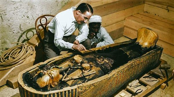 7. Arkeolog Howard Carter uzun yıllar Tutankhamun'un mezarını aradı. Tüm ümitlerin tükendiği anda kazı alanında su taşıyan bir çocuk tesadüfen bir basamağa takıldı. Bu basamak, mezara giden 16 basamaktan ilkiydi...
