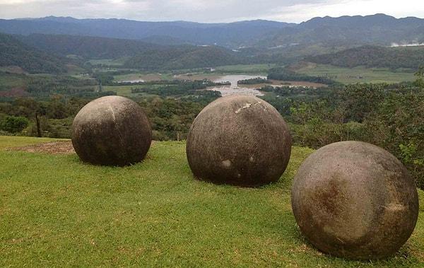 14. Kosta Rika'da bir orman arazisini temizlemek için buldozerle çalışmaya giden işçiler, bu alanda kadim Diquís kültürüne ait ve mükemmel şekillenmiş yüzlerce taş küre buldular.