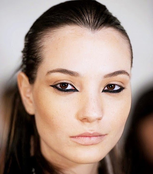 Tıpkı üst kirpik dibine eyeliner çekmek gibi, bu makyajda da doğru inceliği ve oranı yakalamak çok önemli.