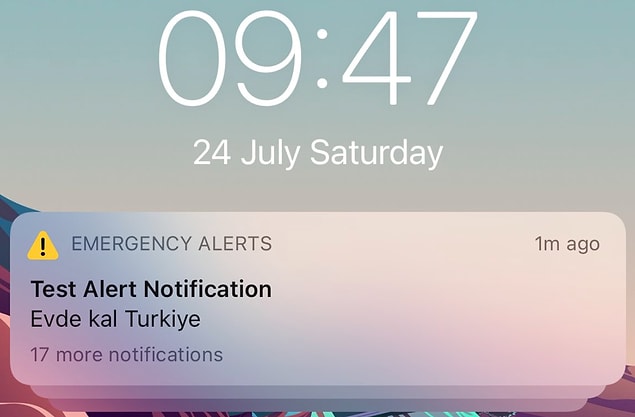 Acil durum uyarı bildirimi, 9.45'te telefonlara gönderildi ve şu şekilde görüldü.