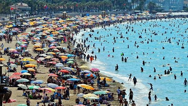 Hem bayram hem de yaz tatilinin gelmesiyle insanlar sahillere akın etti, aylardır evde kalmanın acısını bir şekilde çıkarmaya çalışıyor.
