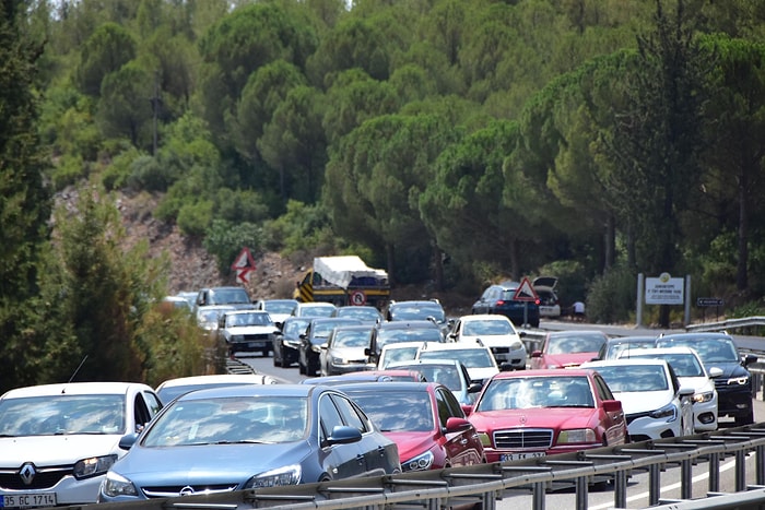 Tatilciler Dönüş Yolunda: Antalya-Muğla Karayolunda 15 Kilometre Araç Kuyruğu