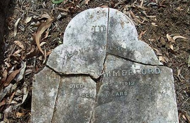Tamamen felç olmasının ardından 2 yıl boyunca ciddi tedaviler gören Summerford, ne yazık ki 1932 yılında hayata gözlerini yumdu, fakat yıldırımlar onu ölünce de bırakmadı.