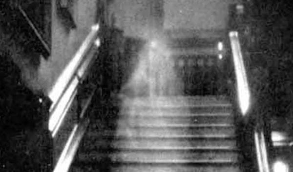1. En korkunç hayalet fotoğraflarından olan 'Raynham Hall Brown Lady' 1936 yılında çekildi ve 'Country Life' dergisi için fotoğraf çeken görevlilerden bir tanesi kadraja baktığında dehşete kapıldı...