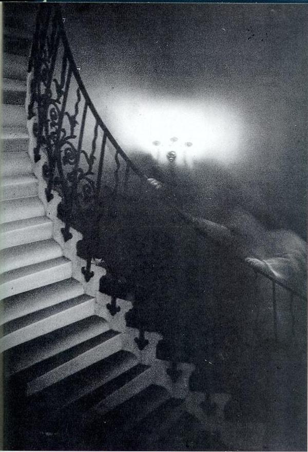 2. Birçok hayalet fotoğrafında olduğu gibi ünlü 'Tulip Staircase Ghost' fotoğrafı da basımına kadar fark edilmedi...