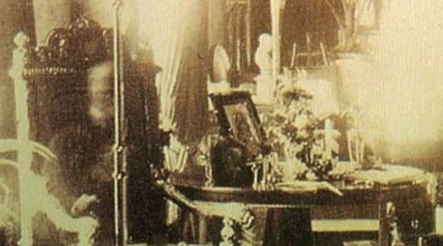 3. 1891 yılında kaza süsüyle öldürülen Lord Combermere'in cenazesinin olduğu kilisedeki kütüphanede bir fotoğraf çekildi...