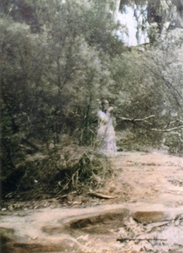6. 1959 yılında Corroboree'yi ziyaret eden kişi, fotoğraf basımının ardından garipliği keşfetti...