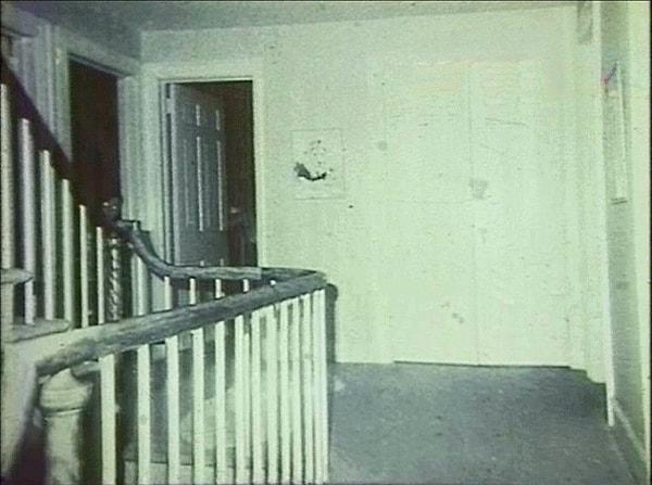 8. Bu ürkütücü karenin ise paranormal olay uzmanları Ed ve Lorraine Warren tarafından gerçekleştirilen 1976 soruşturması sırasında meşhur Amityville evinde çekildiği iddia ediliyor.