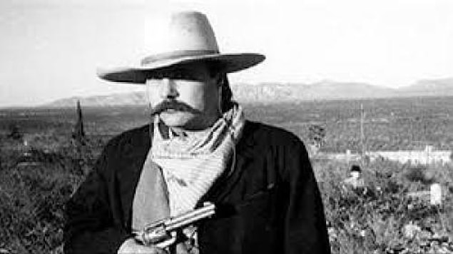 7. Terry Ike Clanton'ın Arizona'nın Boothill Mezarlığında kovboy kıyafetleri giymiş bir arkadaşının bu fotoğrafını çekmesi tüm hayatını değiştirdi...