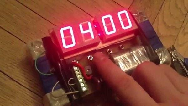 12. Таймер самоуничтожения запускается плохим парнем с 5-минутным обратным отсчетом. Спустя полчаса действия хороший парень выключает таймер, на котором осталась 1 секунда. Да как?! Вы все должны были умереть еще 25 минут назад