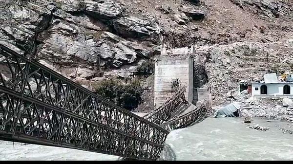 Sosyal medyada paylaşılan görüntülerde, dağdan düşen kayaların araçlara çarptığı ve bir köprüyü de yıktığı görülüyor.