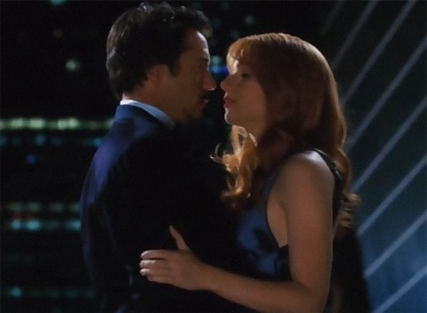 14. Персонажи вот вот поцелуются, но из обязательно кто-то должен прервать