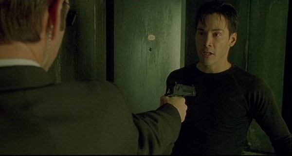 15. После выстрела в плечо, пострадавший с легкостью продолжает бороться. Будто ничего и не случилось