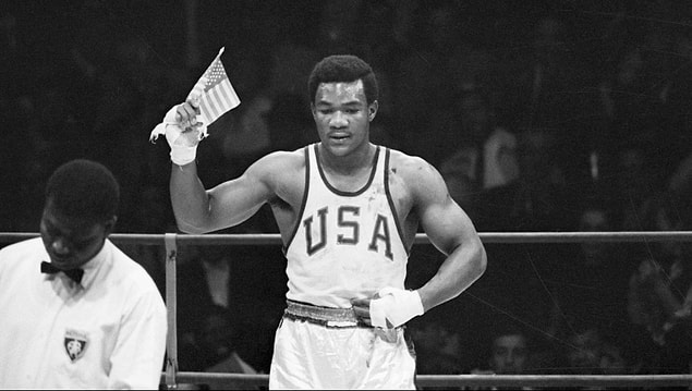1968: George Foreman'ın Black Power selamı yerine ABD bayrağı sallamasının ardından "ırk haini" ilan edildi.