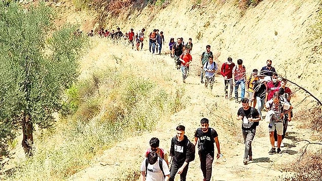 Uzun bir süredir Taliban'dan kaçarak ülkelerini terk eden Afganlar İran sınırı üzerinden Türkiye'ye giriş yapıyordu.