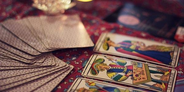 Ortaçağın sonlarına doğru ortaya çıktığı bilinen tarot falı 78 karttan oluşan bir oyun destesi. Tarot kelimesi İtalyanca'daki "Tarocco" kelimesinden geldiğini düşünenler ve İtalya'daki "Taro" nehrine ve Tevrat'a dayandığını söyleyenler de bulunuyor.