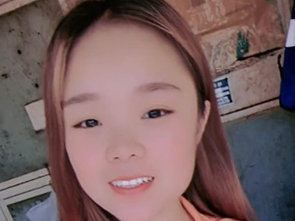 В Китае звезда социальных сетей по имени Сяо Цюмей упала примерно с 50 метров во время съемок видео.