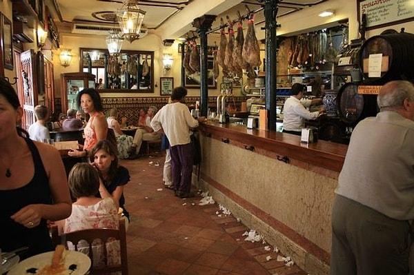 3. "İspanyol barlarında zeminler çok yapışkan oluyor ve insanlar bunun bir popülerlik belirtisi olduğunu düşündüğü için temizlemiyorlar."