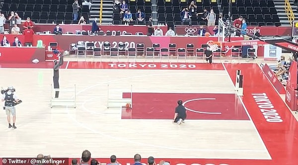 Кью - играющий в баскетбол робот - поразил публику в перерыве матча США - Франция в воскресенье, бросая мяч в корзину с помощью встроенных датчиков.