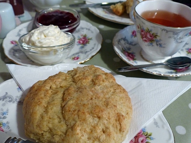 12. "Birleşik Krallık'ta atıştırmalık olarak sadece çay ve çörek yemiyoruz. Ayrıca Kraliçe Elizabeth'e tapmıyoruz ve artık Victoria döneminde de yaşamıyoruz..."