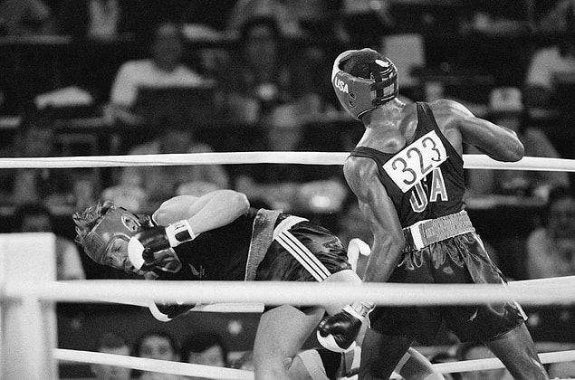 1984: boksör Evander Holyfield diskalifiye edildi.
