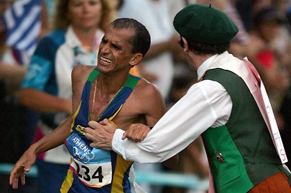 2004: Brezilyalı koşucu Vanderlei de Lima saldırıya uğradı.