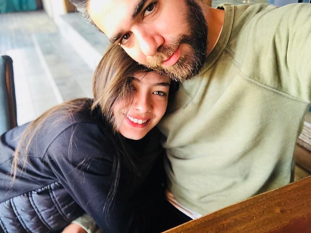 Hikayeyi Kadir Doğulu'nun perspektifinden yansıtmak gerek. Zira ünlü oyuncu aşkını şairane anlatıyor...