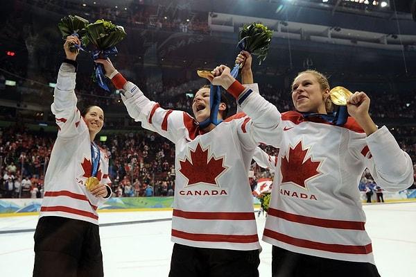2010: Kanada kadınlar hokey takımı buzda parti yaptı.
