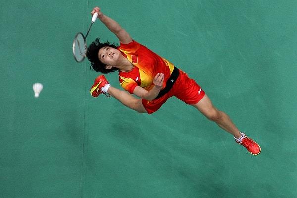 2012: sekiz badminton oyuncusu turnuvadan men edildi.