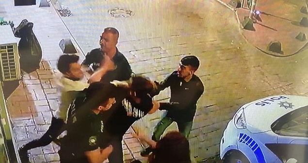 Sokak ortasında genç kıza vuran Akman, arkadaşına da saldırdı ve sokağı birbirine kattı.
