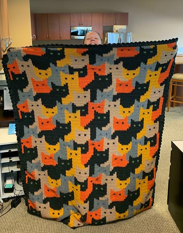 14. Ушло 9 месяцев чтобы связать это одеяло крючком