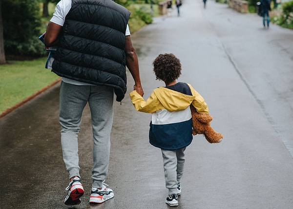 8. Это не только нормализовано, но и считается «милым», когда мужчина не может выполнять основные обязанности по воспитанию детей. «О, мой муж не может быть с детьми два часа, не позвонив мне, ха-ха». «Ничего подобного, мой даже не прикасается к подгузникам». Что смешного в том, что только женщины должны знать, как заботиться о своих детях?