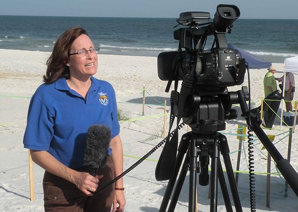 10. Когда с женщиной что-то случается, будь то преступление или несчастный случай, в новостях о ней почти всегда сначала говорят как о жене / матери. Тот факт, что она сначала упоминается не по имени, а по ее отношению к мужчине, просто неправильно. А когда упоминают мужчин, это всегда «местный житель», а потом уже упоминают, что он муж или отец