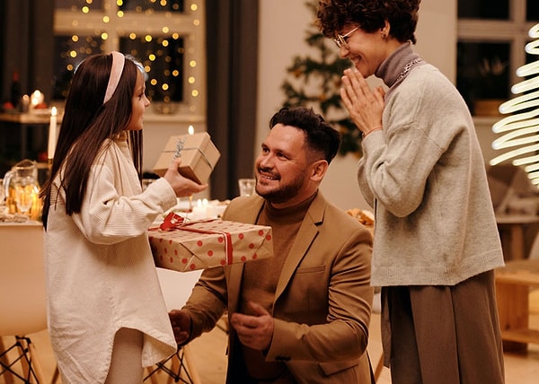 16. Дарение подарков детям. Подарки то от «мамы и папы», но папа понятия не имеет, что в них, потому что мама покупала их