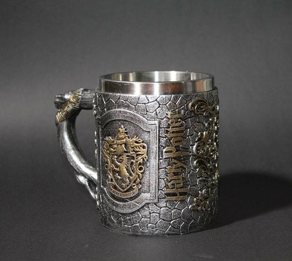 7. Bu kupa, Gryffindor ve Harry Potter kabartmalarıyla çok şık ve kaliteli görünüyor.