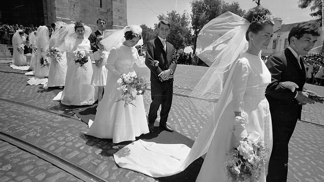 Hem en güzel elbiselerin kullanılması hem de beyaz rengin temizlenmesinin zor olması nedeniyle kadınlar beyazdan özellikle uzak duruyordu.
