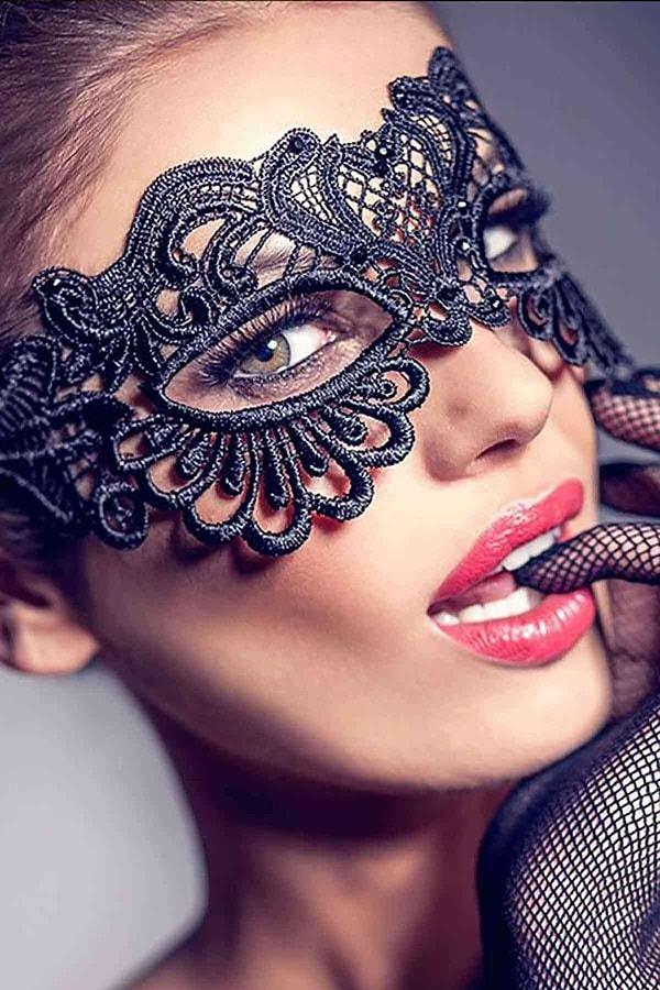 12. Çarpıcı bakışlarla güzel bir gece geçirmek isteyenler bu maskeyi hemen almalı!