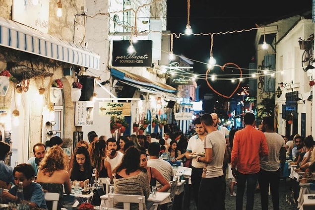 Türkiye'nin en gözde tatil beldelerinden Alaçatı'da bu sene yabancı turist gözle görülür derecede az, hatta neredeyse hiç yok. Elbette bunun en büyük sebebi pandemi ve Marmara tarafında müsilaj sebebiyle denize giremeyen yerli turistin Ege'ye doğru olan tatil göçü.