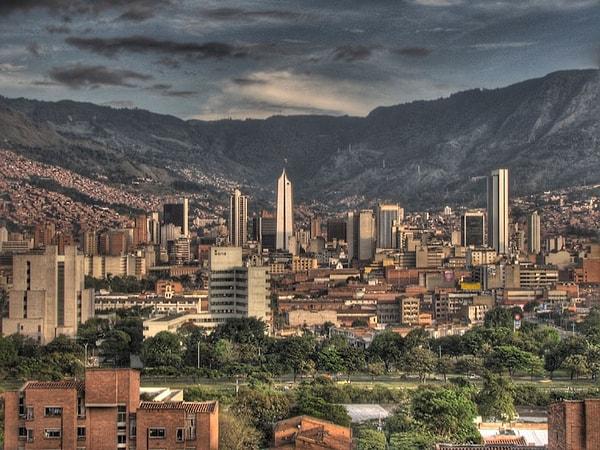 3. Dünyanın en tehlikeli şehirlerinden biri olan Medellin'in belediye başkanı, şehri canlandırmak ve modernleştirmek için mimar Alejandro Echeverri'den yardım istedi. İnsanları ve altyapıyı bu mahallelere getirmek için önce en yoksul bölgelerde inşaat yapmaya odaklandı. Sonunda ise suç oranı önemli ölçüde azaldı.